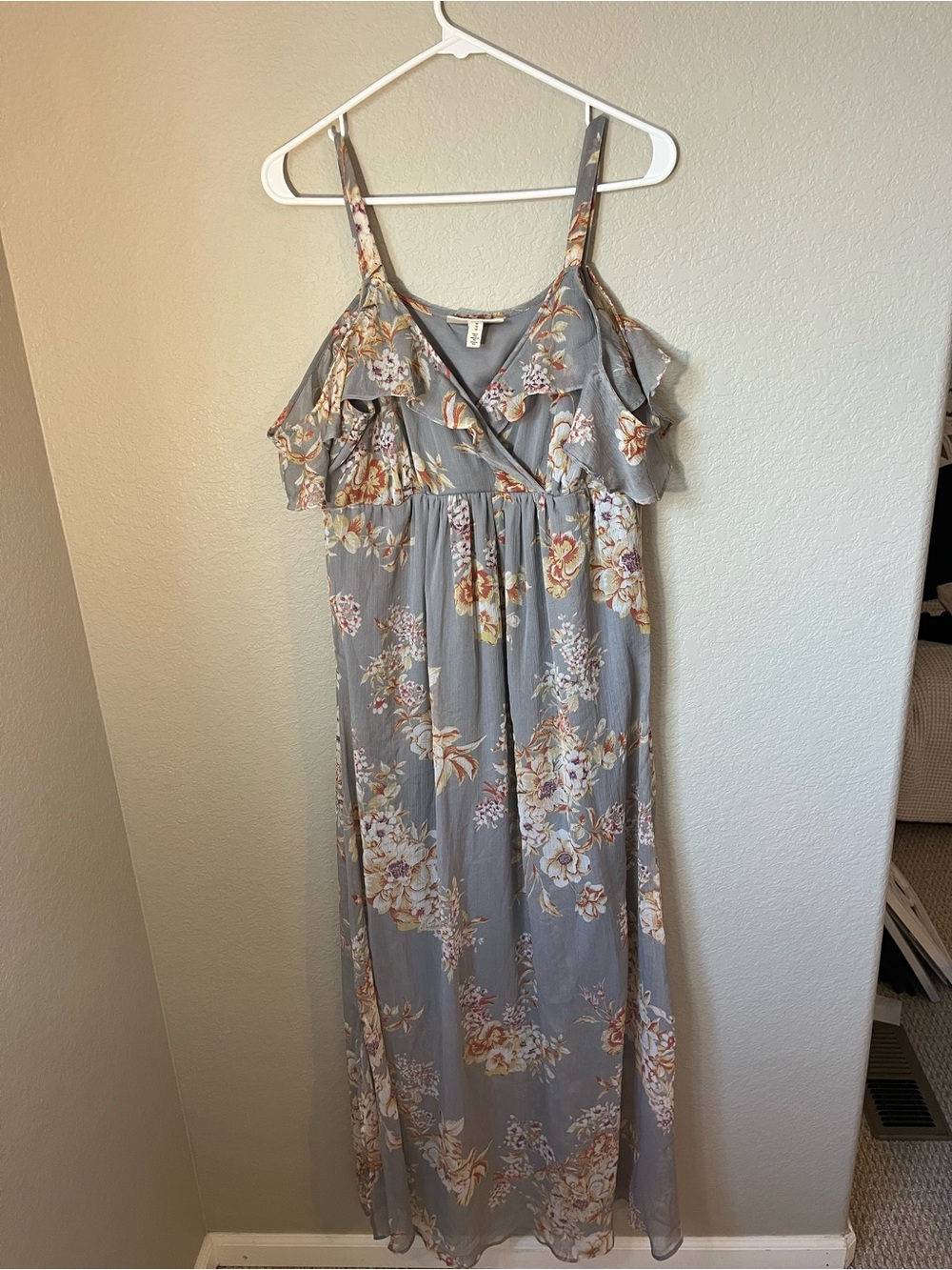 Jessica Simpson Maternity M Gray Floral Cold Shoulder Ruffle Maxi Dress Boho